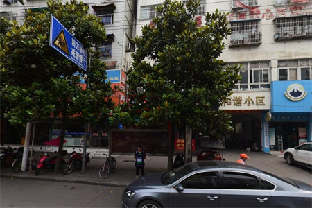 海岱北苑二楼105平三室精装带车库85万可按揭